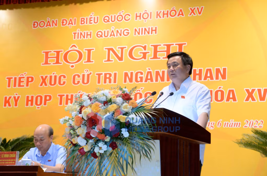 Đồng chí Nguyễn Xuân Thắng, Ủy viên Bộ Chính trị, Giám đốc Học viện Chính trị quốc gia Hồ Chí Minh, Chủ tịch Hội đồng lý luận Trung ương, Đại biểu Quốc hội tỉnh Quảng Ninh thông tin tới cử tri ngành Than về Kỳ họp thứ 3, Quốc hội khóa XV (6-2022). Ảnh: Minh Hà