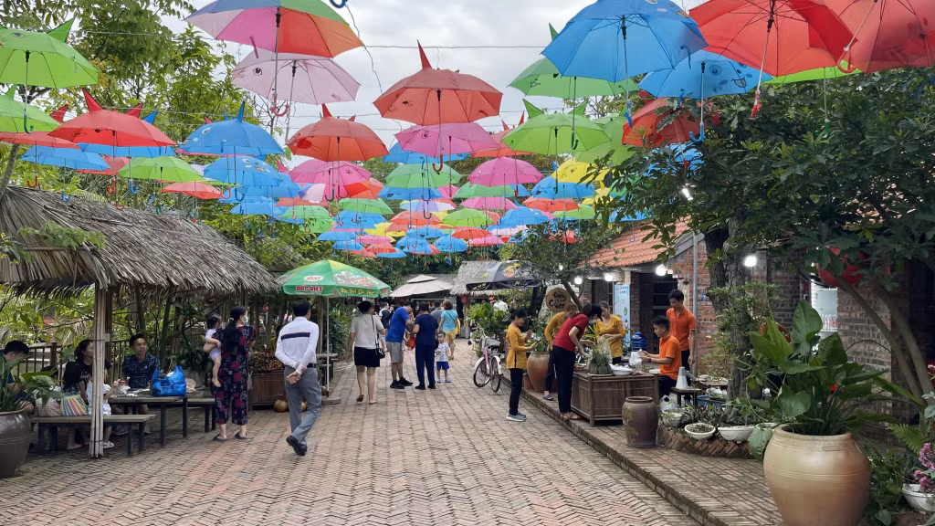 Khu chợ quê tại Quảng Ninh Gate thu hút đông đảo du khách.