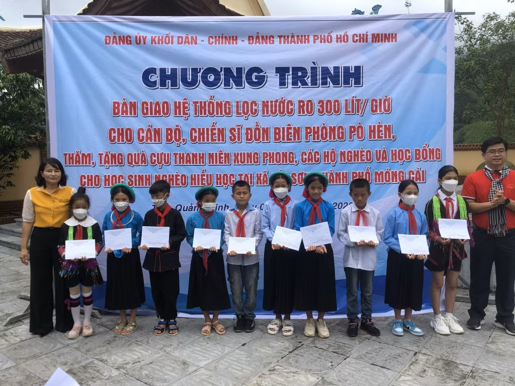 ...và tặng quà cho học sinh nghèo hiếu học xã Hải Sơn
