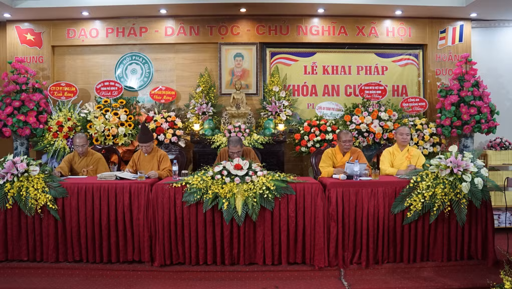 Mùa an cư, Chư Tăng tụ hội tại chùa Trình, thỉnh những vị đạo cao đức trọng nhắc nhở, dạy bảo tu hành. Nhờ những bậc có kinh nghiệm trên bước đường tu hành đi trước, chỉ dạy lại cho người sau.