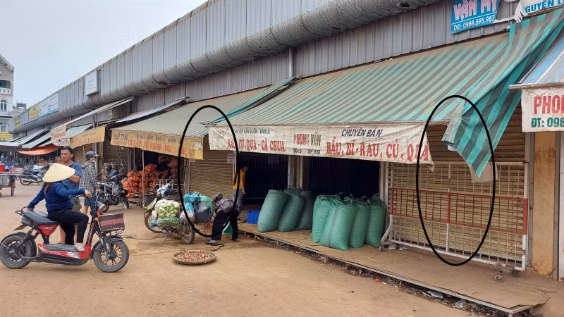 Ki ốt buôn bán rau củ của hung thủ Tuấn (nằm bên trái) và ki ốt của nạn nhân S (nằm bên phải).