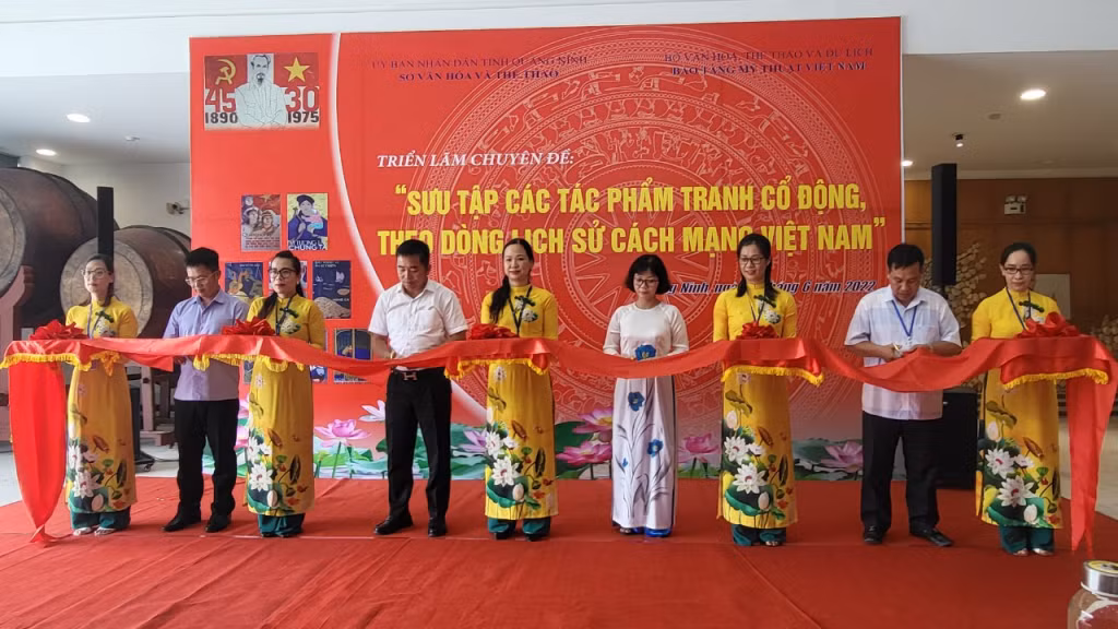 Các đại biểu cắt băng khai mạc triển lãm
