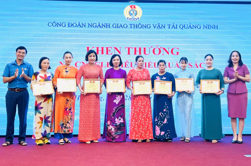 10 nữ CNVCLĐ tiêu biểu ngành GTVT được Công đoàn ngành biểu dương.