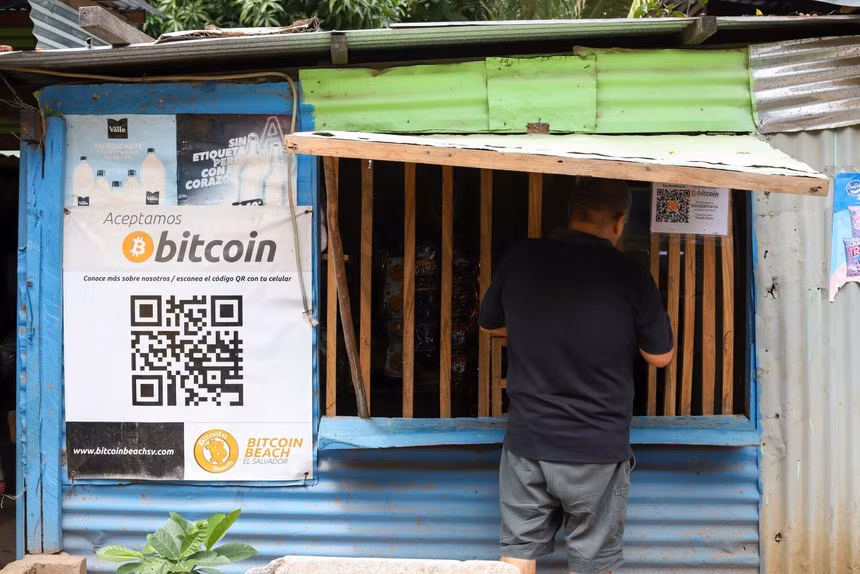 Việc ứng dụng Bitcoin vào cuộc sống người dân chưa như mong đợi. Ảnh: AP.