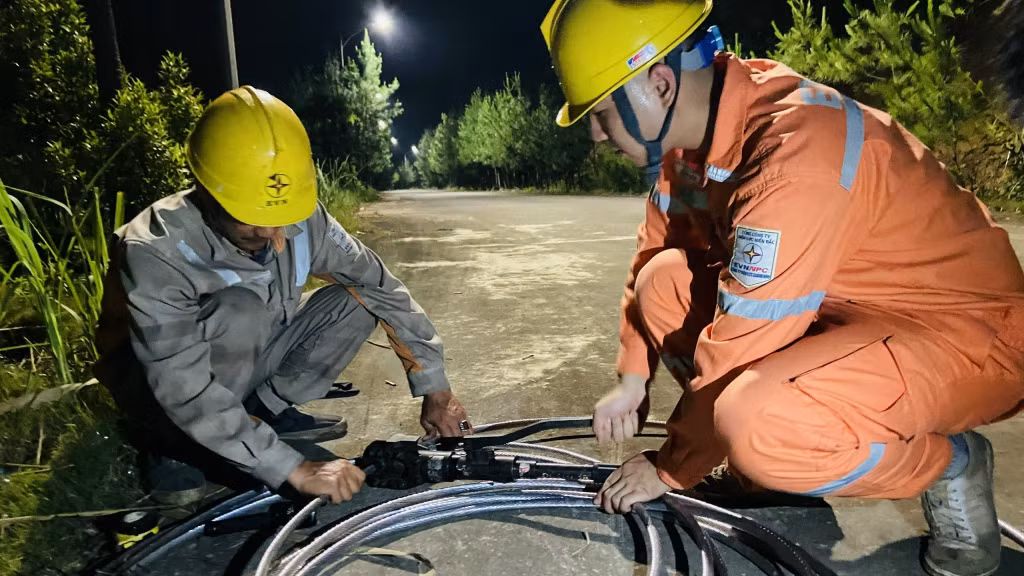 Một nhóm khác tiến hành lắp lèo phụ.