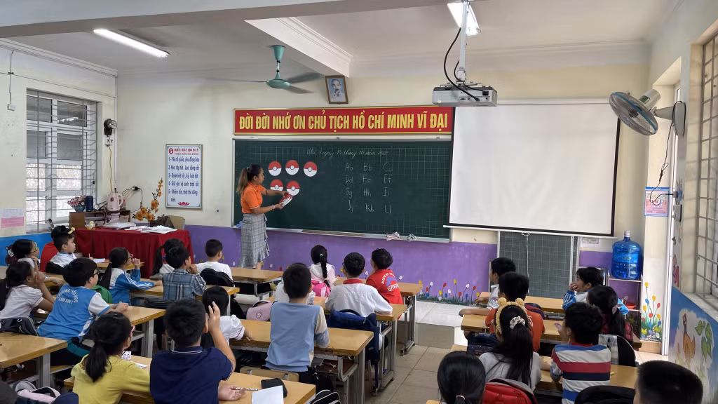 Học sinh Trường Tiểu học Cẩm Sơn 2 (TP Cẩm Phả) học tiếng Anh với người nước ngoài.