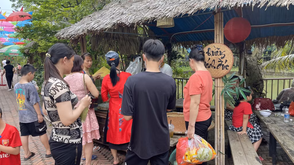 Quầy bánh đúc tại khu chợ quê của Quảng Ninh Gate hấp dẫn du khách.