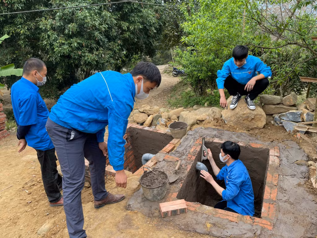 ĐVTN huyện Bình Liêu đóng góp ngày công hỗ trợ người dân 2 xã Đồng Văn, Đồng Tâm xây dựng nhà tiêu.