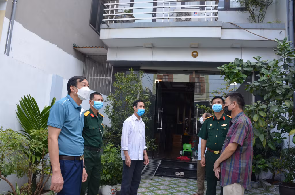 Ông Nguyễn Đức Uyên, Bí thư Chi bộ, Trưởng khu phố 5, phường Hà Trung, TP Hạ Long (thứ 3 trái sang), cùng cán bộ khu phố đến vận động, tuyên truyền người dân hiến đất làm đường.
