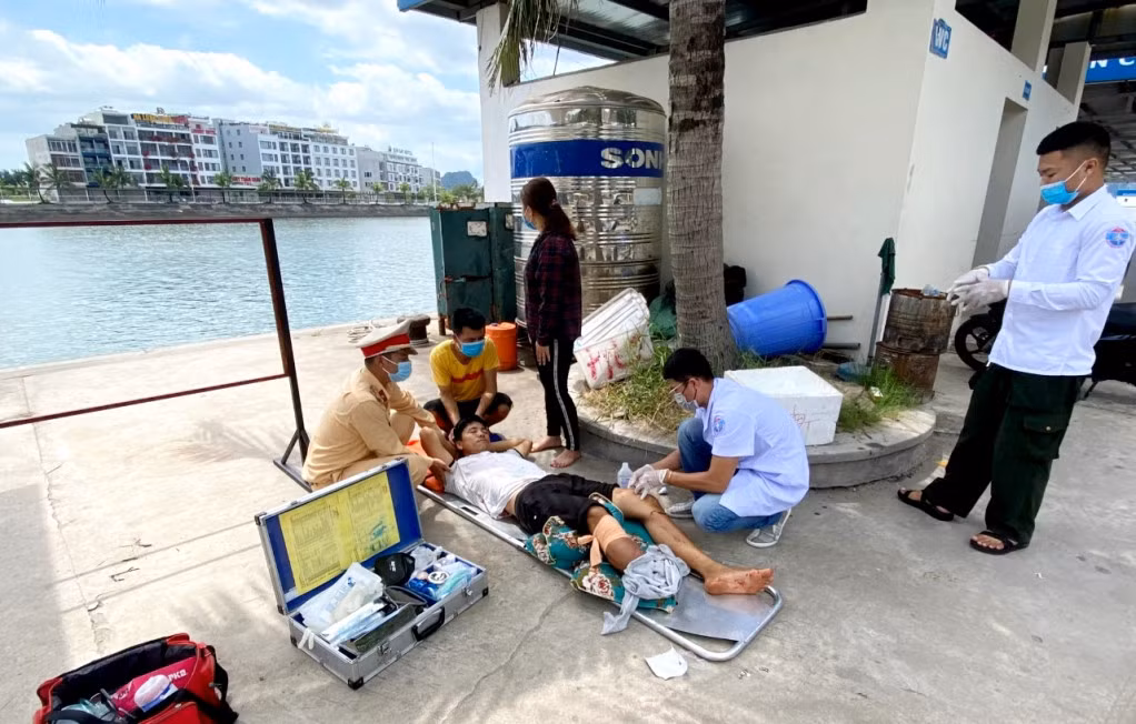 Anh V.V.P. được sơ cứu kịp thời trước khi đưa đi cấp cứu tại Bệnh viện Bãi Cháy.