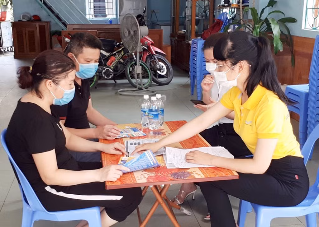 Cán bộ BHXH và Bưu điện TP Hạ Long hướng dẫn các thủ tục liên quan chính sách BHXH tự nguyện cho chị Nguyễn Thị Loan, khu 5, phường Bạch Đằng (TP Hạ Long).