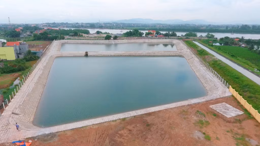 Nhà máy nước Cẩm La hiện đã hoàn thành hồ chứa nước, tường bao, hệ thống kênh mương đấu nối. Ảnh: Lê Nam