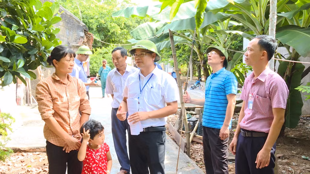 Cán bộ Trung tâm phát triển quỹ đất TX Quảng Yên tuyên truyền cho người dân về công tác GPMB.
