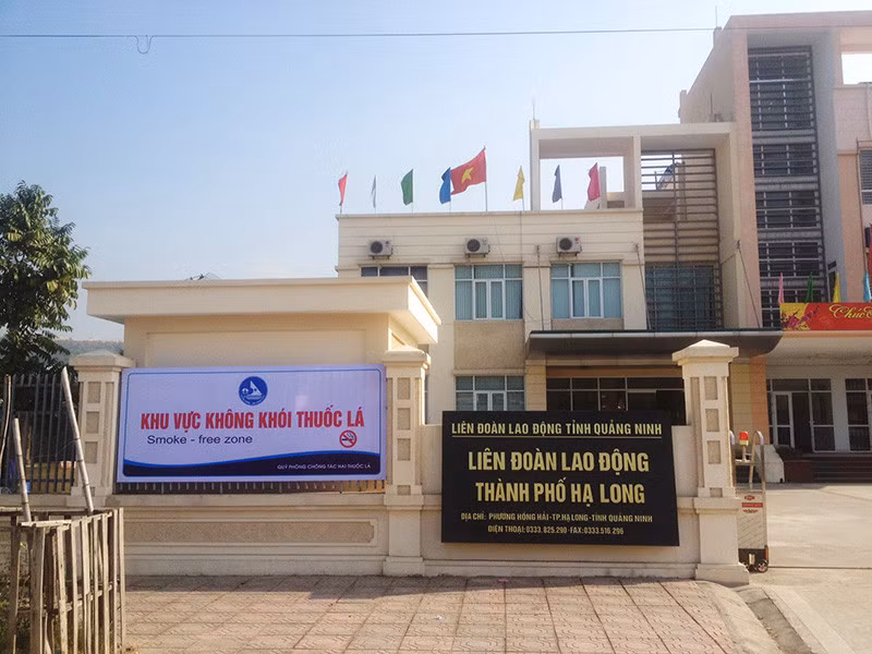 Liên đoàn Lao động TP Hạ Long gắn pano tuyên truyền không hút thuốc lá ngay trước cổng cơ quan.