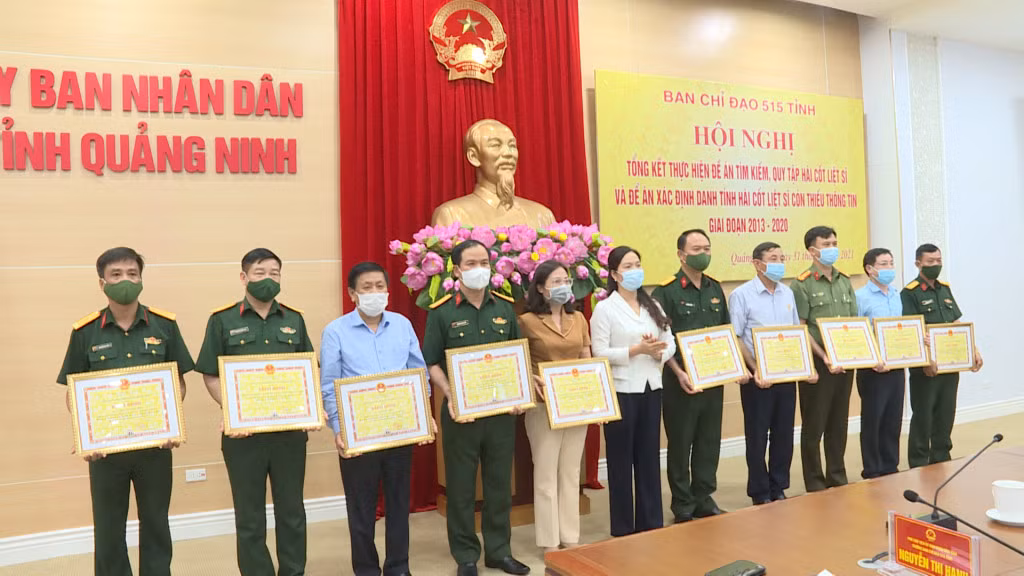 UBND tỉnh tặng bằng khen cho các tập thể và cá nhân có thành tích xuất sắc trong công tác tìm kiếm, quy tập hài cốt liệt sĩ và xác định danh tính hài cốt liệt sĩ còn thiếu thông tin giai đoạn 2013-2020.
