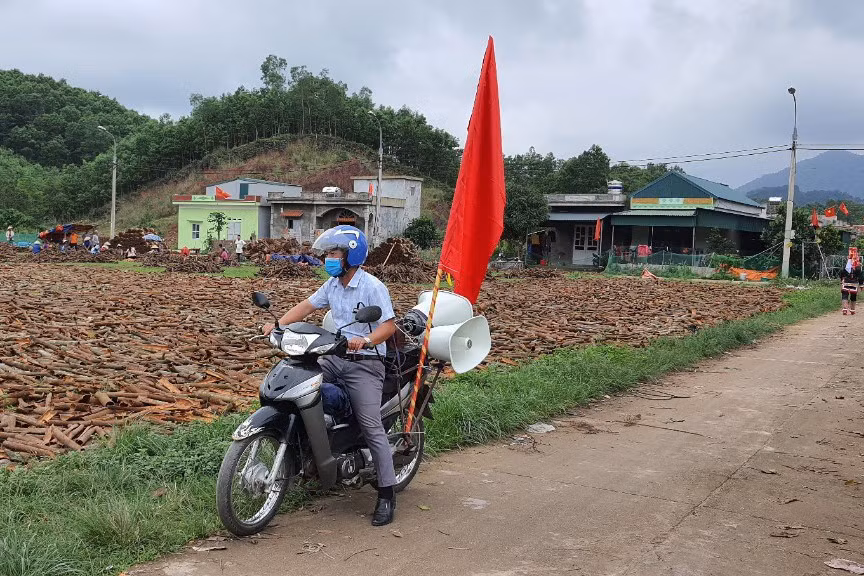 Cán bộ xã Quảng An (huyện Đầm Hà) đi tuyên truyền lưu động về cuộc bầu cử tại các thôn, bản.