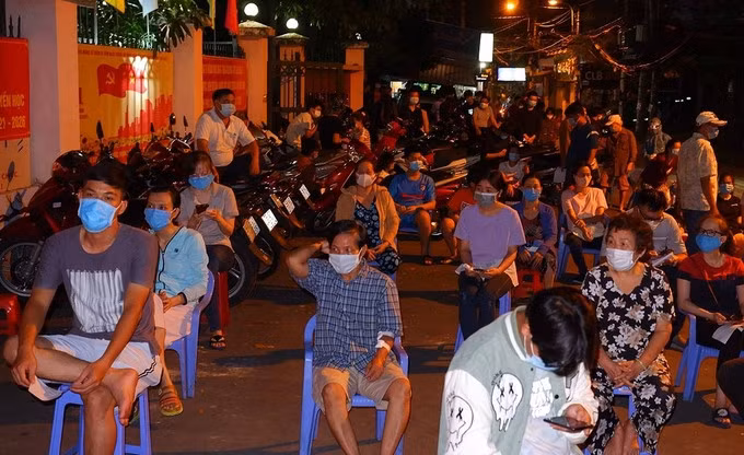 Lấy mẫu xét nghiệm cho người dân phường 9, quận Gò Vấp, đêm 29/5. Ảnh: Trung tâm Kiểm soát Bệnh tật TP HCM.