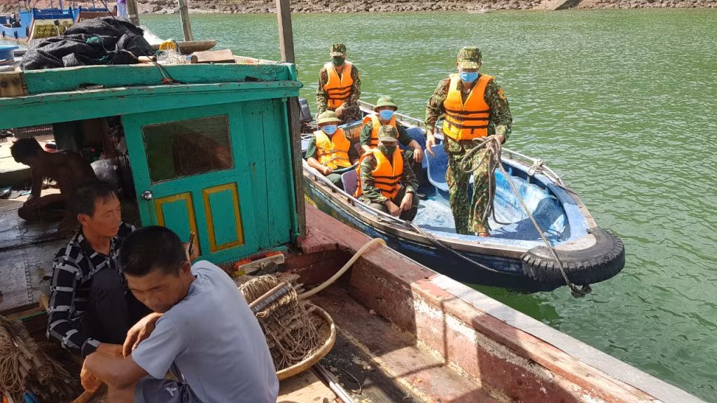 Đồn Biên phòng Cửa khẩu Cảng Vạn Gia tăng cường tuyên truyền công tác PCTT&TKCN cho ngư dân khai thác thủy sản trong khu vực địa bàn đơn vị quản lý.