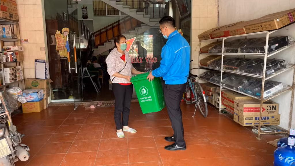 Đoàn Thanh niên xã Hải Lạng tuyên truyền người dân sử dụng thùng rác đạt chuẩn.