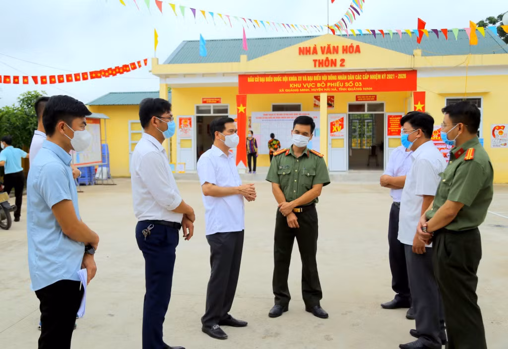Phó Chủ tịch UBND tỉnh Bùi Văn Khắng kiểm tra công tác chuẩn bị tại Khu vực bỏ phiếu số 3 (thôn 2, xã Quảng Minh).