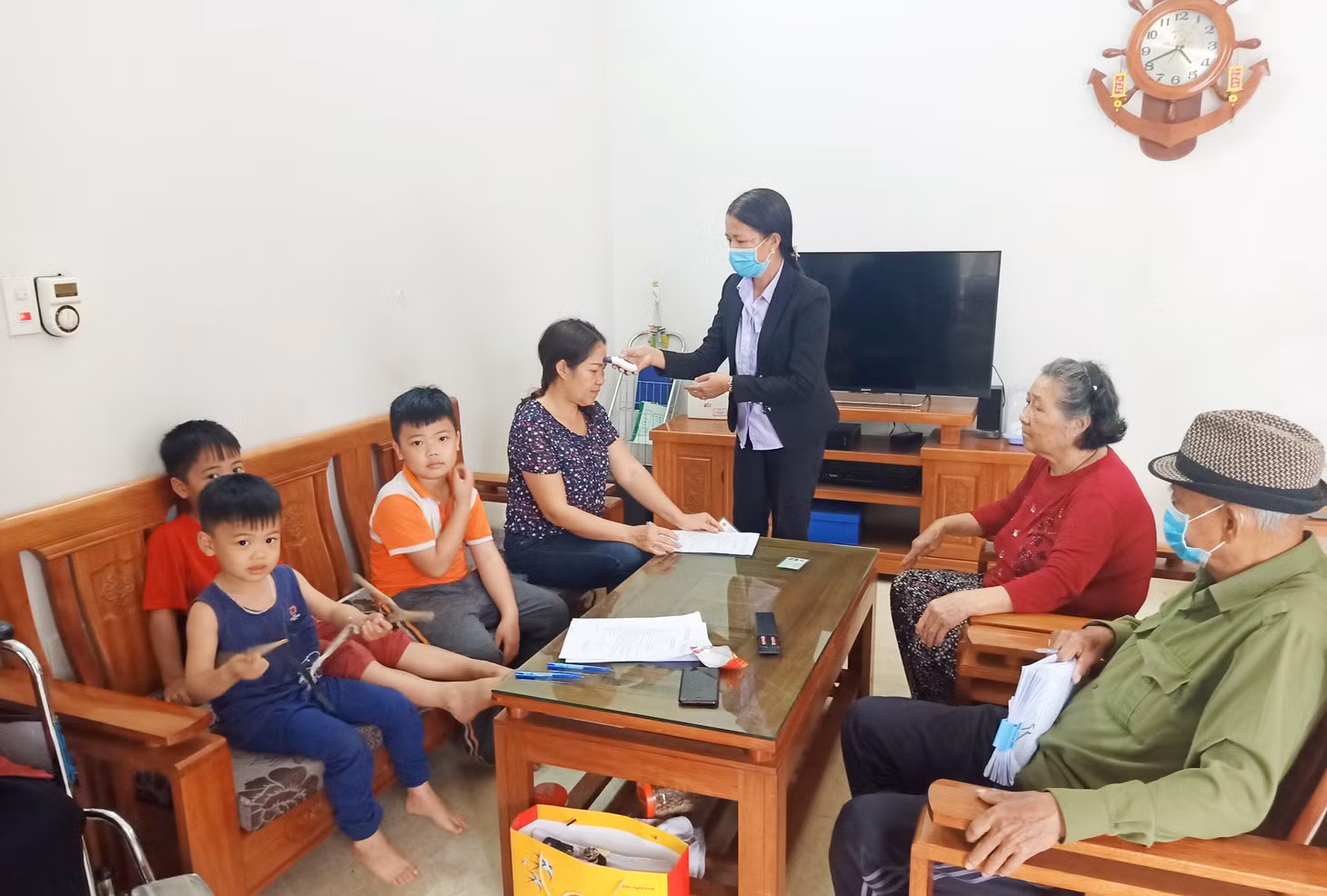 Bí thư Chi bộ, Trưởng khu 6 (thị trấn Cái Rồng, huyện Vân Đồn) Ngô Thị Ánh (người đứng) đến từng hộ dân để nắm tình hình, tuyên truyền phòng, chống dịch Covid-19.