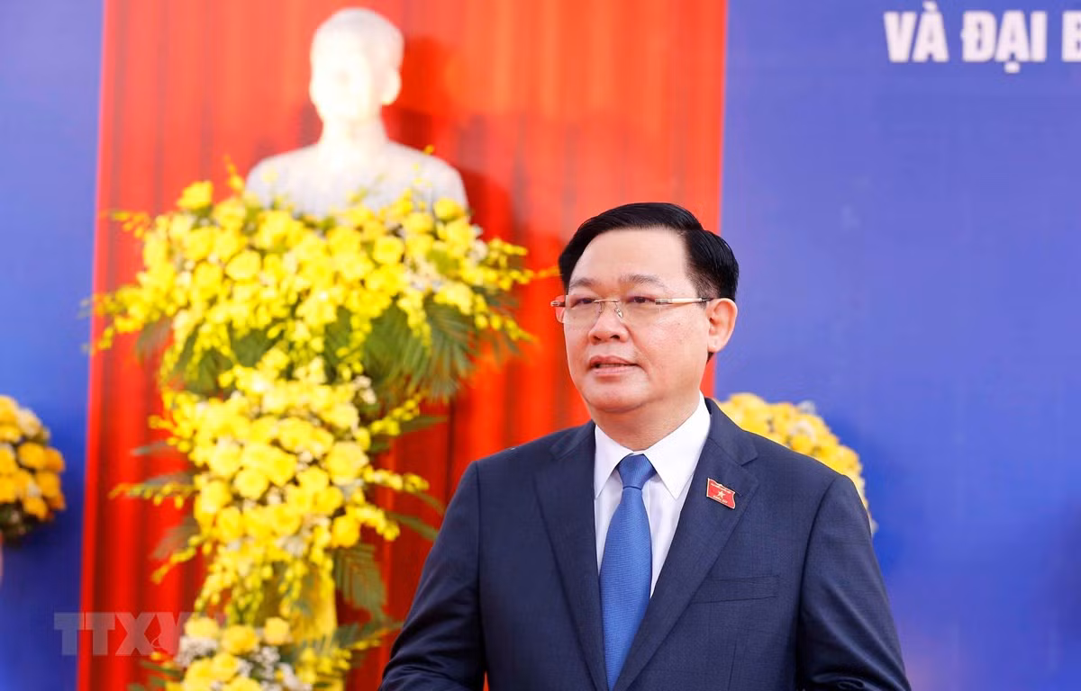 Chủ tịch Quốc hội Vương Đình Huệ trả lời phỏng vấn báo chí. (Ảnh: Doãn Tấn/TTXVN)