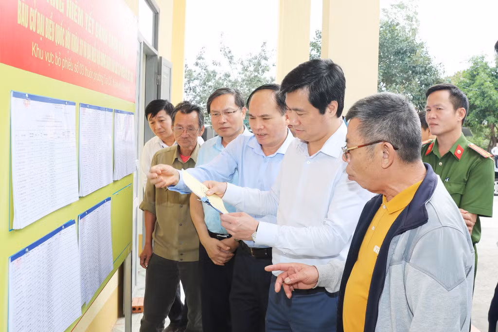 Đồng chí Nguyễn Tường Văn, Phó Bí thư Tỉnh ủy, Chủ tịch UBND tỉnh kiểm tra công tác chuẩn bị bầu cử tại phường Trà Cổ, TP Móng Cái.
