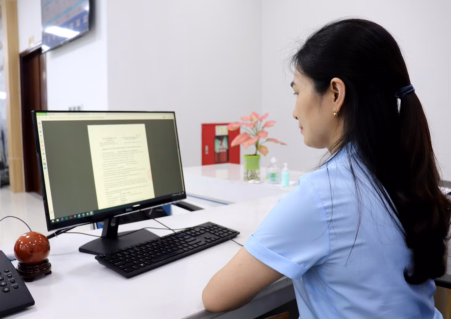 Cán bộ Sở LĐ-TB&amp;XH giải quyết TTHC qua mạng cho người dân.