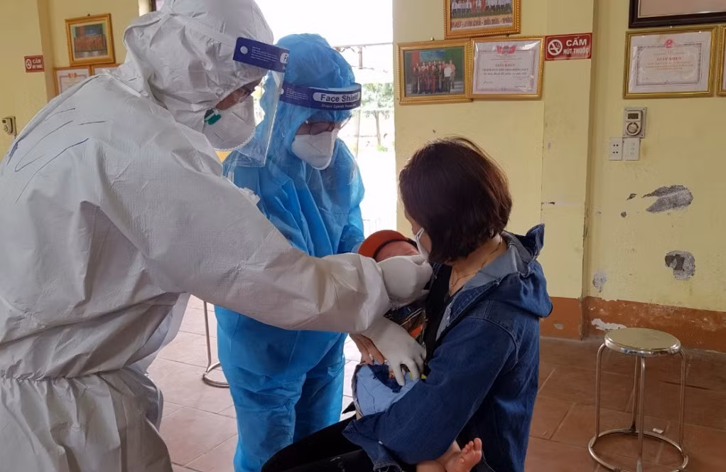 Việc lấy mẫu bệnh phẩm cho các em bé đôi lúc rất khó khăn, đòi hỏi sự nhẫn nại, tập trung cao độ.