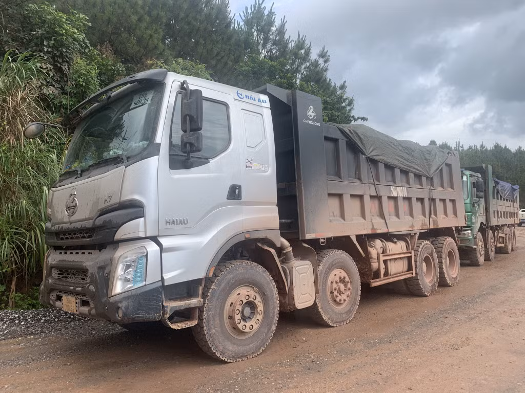 Các phương tiện vi phạm tải trọng lưu thông tại xã Quảng Nghĩa bị Đội CSGT số 3, Phòng CSGT đường bộ, đường sắt Công an tỉnh Quảng Ninh tạm giữ.