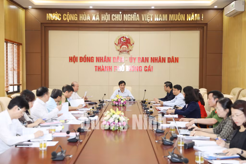 Chủ tịch UBND tỉnh Nguyễn Tường Văn, Phó Trưởng Ban chỉ đạo, Phó Chủ tịch Ủy ban Bầu cử tỉnh, kiểm tra công tác chuẩn bị bầu cử tại TP Móng Cái (4-2021). Ảnh: Trúc Linh