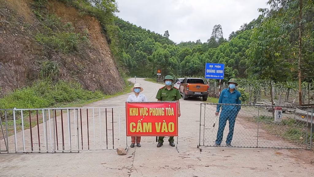 Từ ngày 14/5/2021 đến nay, TX Đông Triều đóng cứng Chốt kiểm soát tại Km15+100 trên tỉnh lộ 345 sang tỉnh Bắc Giang. Ảnh Lê Đại (CTV)