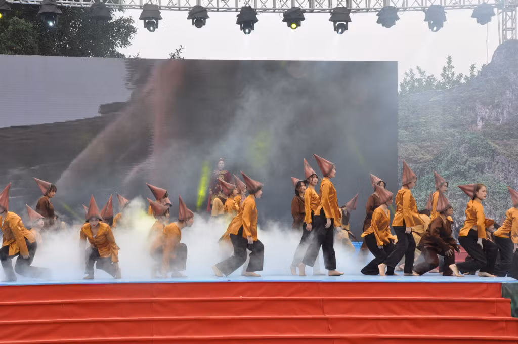 Theo PGS.TS Trần Lâm Biền, lễ hội Bạch Đằng có nhiều ý nghĩa chứ không chỉ là sự tôn vinh chiến thắng năm xưa. Ảnh: Tái hiện trận chiến Bạch Đằng trong lễ hội năm 2021.