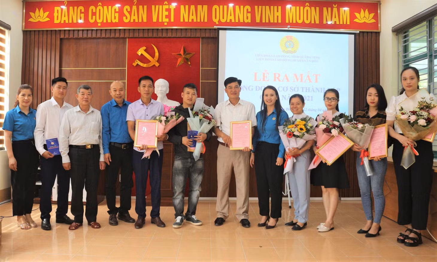 Lễ ra mắt 6 CĐCS thuộc các doanh nghiệp trên địa bàn huyện Vân Đồn. Lễ ra mắt 6 CĐCS thuộc các doanh nghiệp trên địa bàn huyện Vân Đồn.