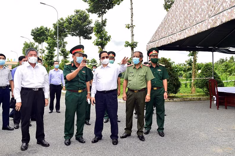 Thủ tướng Phạm Minh Chính thị sát khu cách ly tập trung phòng chống COVID-19 tại Trung đoàn 926 thuộc Bộ Chỉ huy Quân sự tỉnh Trà Vinh, ngày 22/5/2021. Ảnh: VGP/Nhật Bắc
