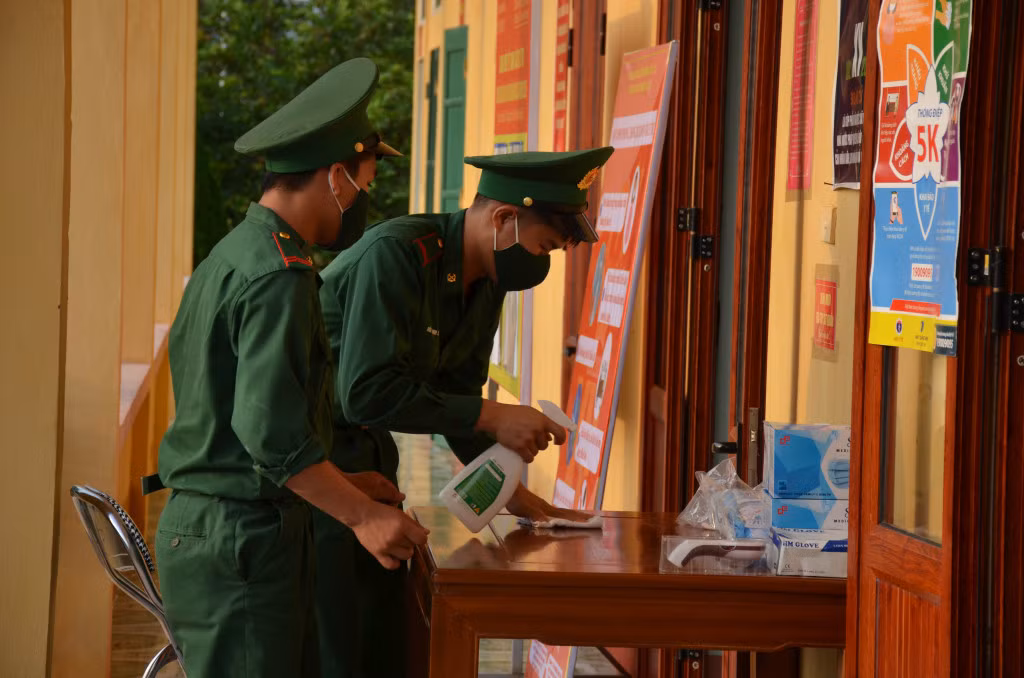 Sát khuẩn khu vực bầu phiếu.