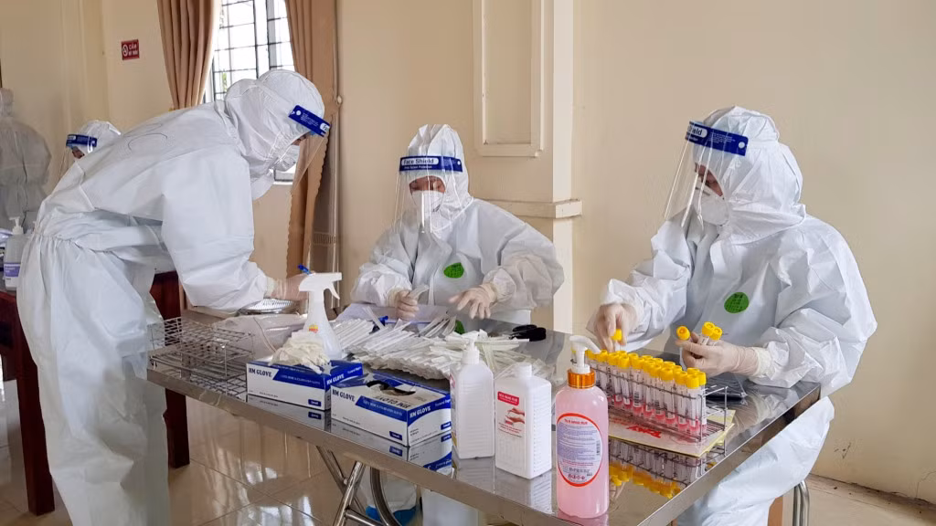 Để công tác xét nghiệm được thực hiện nhanh, cho kết quả chuẩn xác, ngoài việc lẫy mẫu cần tiến hành nhanh gọn thì các phần việc lưu trữ thông tin, số liệu cũng được các y bác sĩ tập trung thực hiện chính xác.