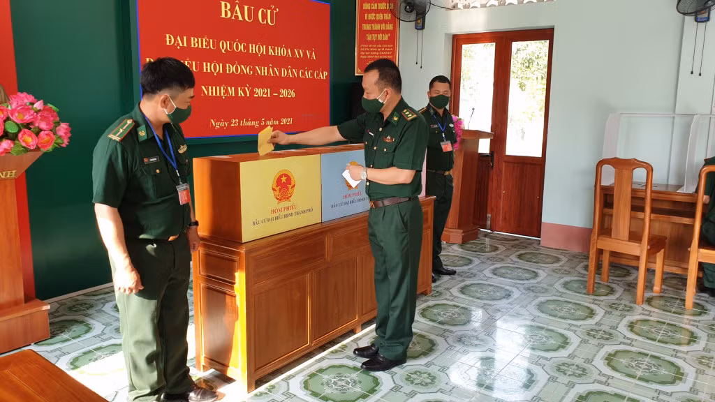 Cán bộ, chiến sĩ Đồn Biên phòng Trà Cổ thực hiện quyền và nghĩa vụ bầu cử.