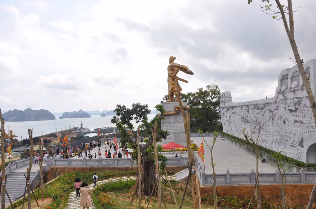 Quần thể di tích đền Cửa Ông được trùng tu, tôn tạo khang trang từ nguồn xã hội hóa.