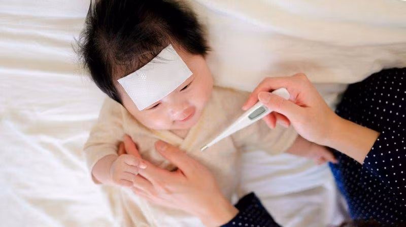 Ba mẹ cần hết sức bình tĩnh khi con bị sốt.
