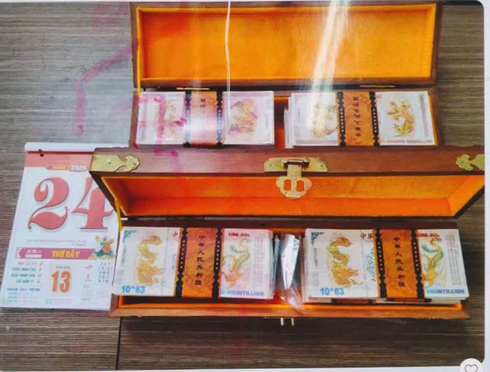 Hộp gỗ chứa tiền cổ mà các đối tượng sử dụng để lừa đảo