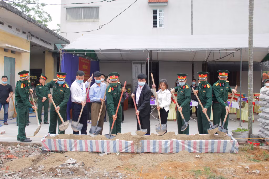 Ban CHQS TX Đông Triều thường xuyên quan tâm hỗ trợ xây nhà cho các cán bộ, chiến sĩ có hoàn cảnh khó khăn.