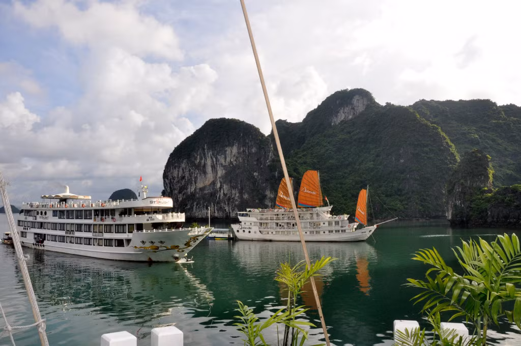 Nâng cao chất lượng đội tàu du lịch trên vịnh là định hướng lâu dài trong phát triển du lịch của Quảng Ninh.
