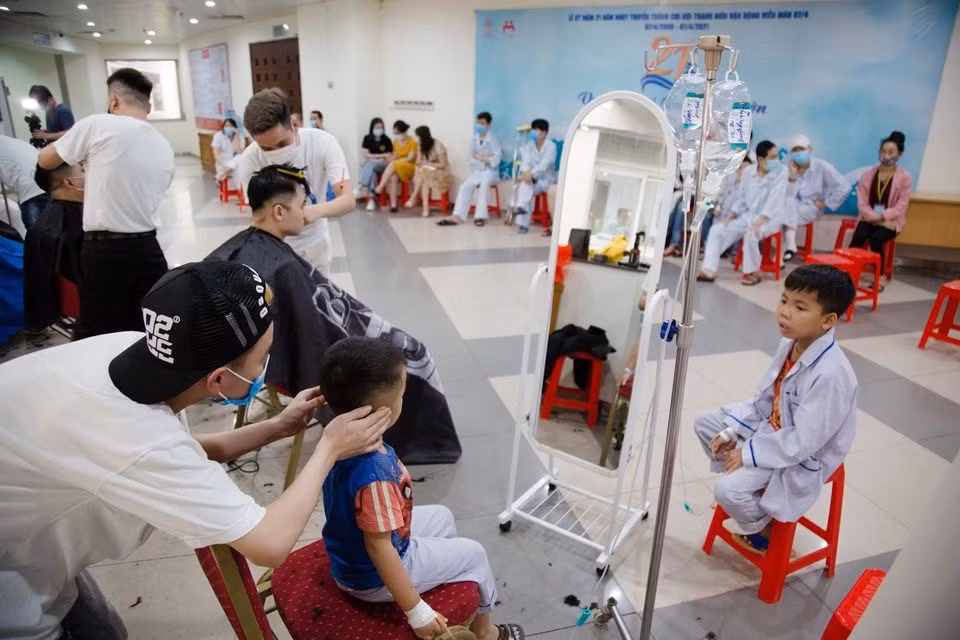 Nhiều người bệnh Hemophilia là những tay kéo lành nghề, có uy tín, thường xuyên tổ chức cắt tóc miễn phí cho các bệnh nhân khác đang điều trị tại Viện Huyết học- Truyền máu TW Ảnh:Công Thắng
