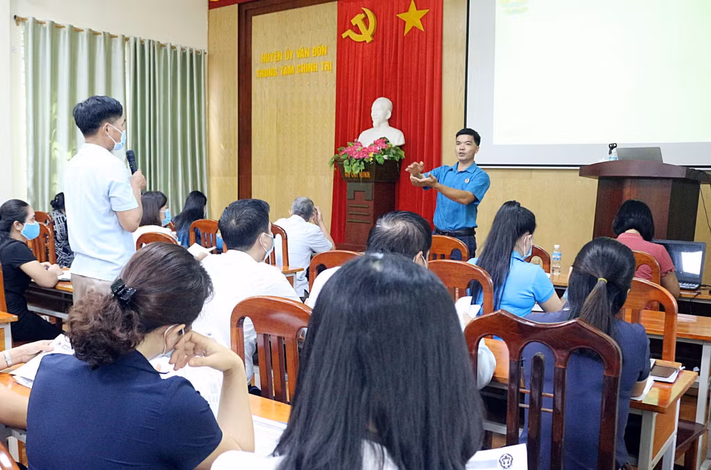 Đối thoại giải đáp các chính sách pháp luật BHXH, BHYT, BHTN cho người lao động do BHXH tỉnh và LĐLĐ tỉnh phối hợp tổ chức tại huyện Vân Đồn, tháng 5/2021.