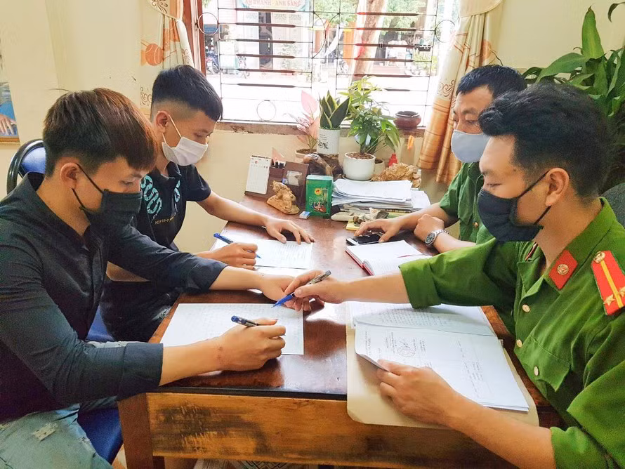 Công an làm việc với 2 thanh niên vượt tường vào khu cách ly.