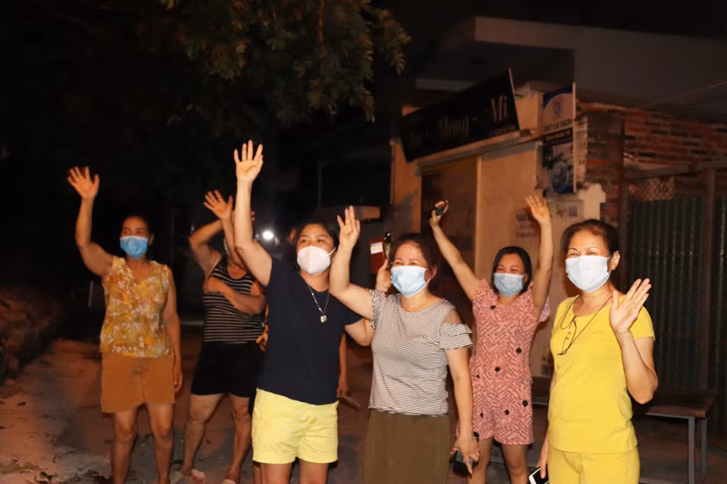 Người dân hết sức vui mừng, phấn khởi khi được gỡ bỏ phong tỏa sau 21 ngày.