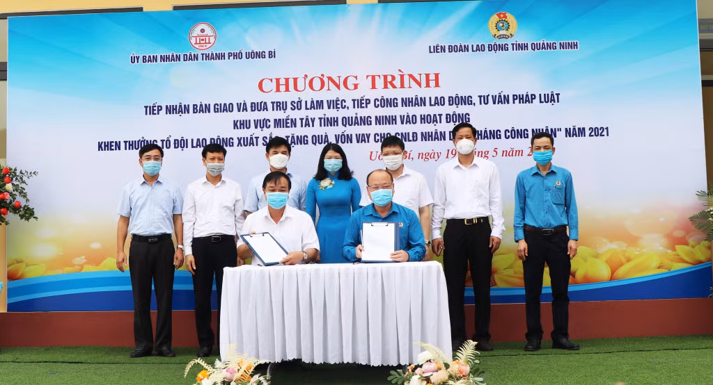 Đại diện TP Uông Bí bàn giao công trình Trụ sở làm việc và tiếp công nhân lao động khu vực miền Tây cho đại diện Liên đoàn lao động tỉnh.
