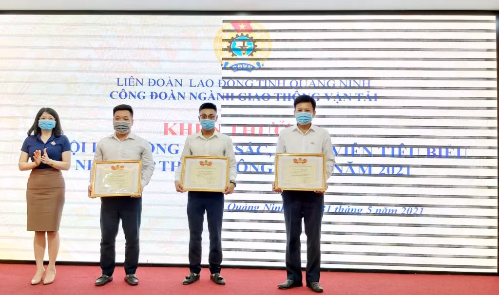 Đồng chí Đỗ Thị Ninh Hường, Chủ tịch LĐLĐ tỉnh tặng bằng khen cho các tổ đội xuất sắc.