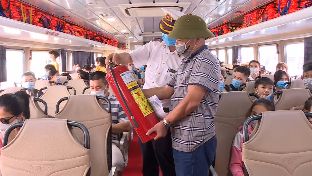 Cán bộ Cảng vụ Đường thuỷ nội địa (Sở GTVT) kiểm tra thiết bị PCCC trên tàu tại cảng Cái Rồng.